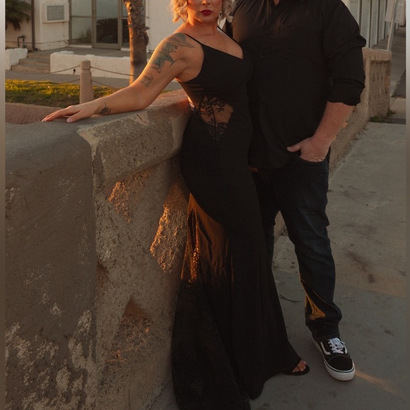 Dress with Train and lace cut outs - Picture 6 of 7